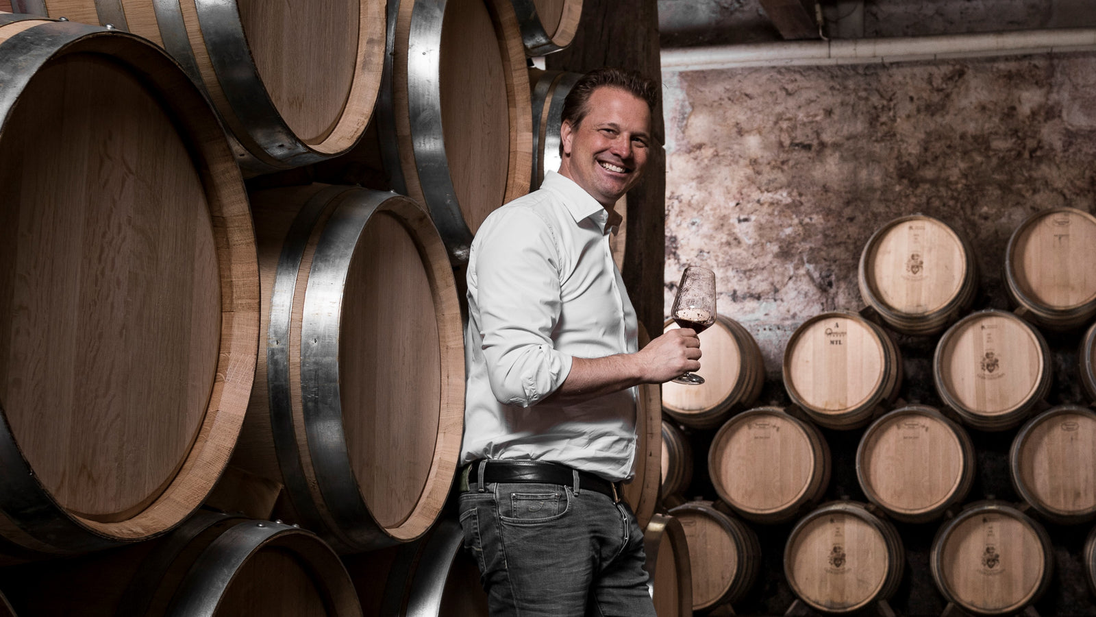 Weinprobe Weingut Freiherr von Gleichenstein im Weinkeller wird Weißwein und Rowein verköstigt und probiert